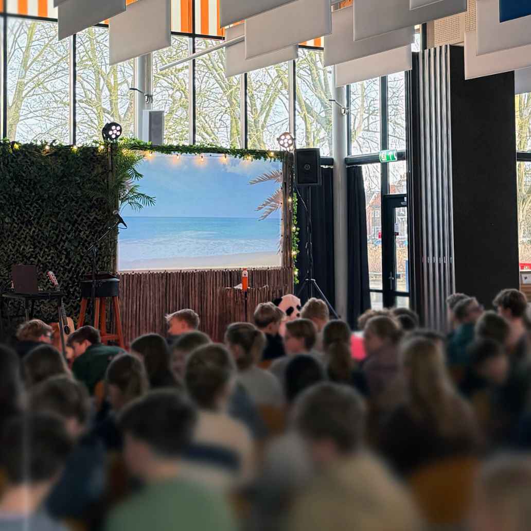 Een schoolpodium waarop de Handsome Poets zullen optreden
